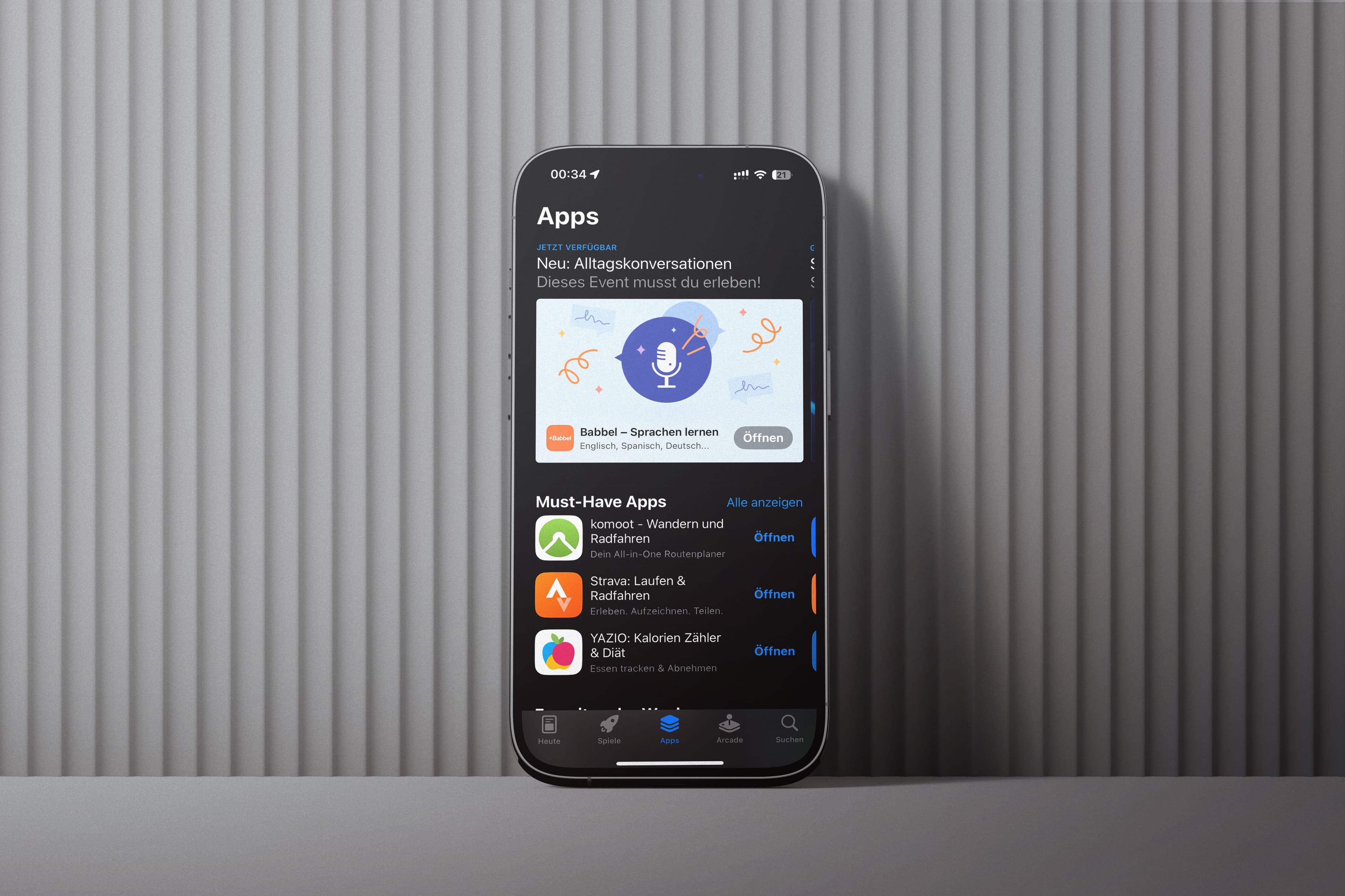Dekoratives Foto eines an die Wand gelehnten iPhone 14 Pro mit geöffnetem App Store